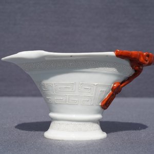 A Chinese 'bianco sopra bianco' and iron red libation cup, 19th C. — 照片 8