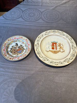 A Chinese bianco sopra bianco Belgian market armorial dish and a famille rose Dutch market armorial plate, Qianlong — foto 1