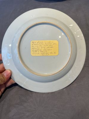 A Chinese bianco sopra bianco Belgian market armorial dish and a famille rose Dutch market armorial plate, Qianlong — foto 11