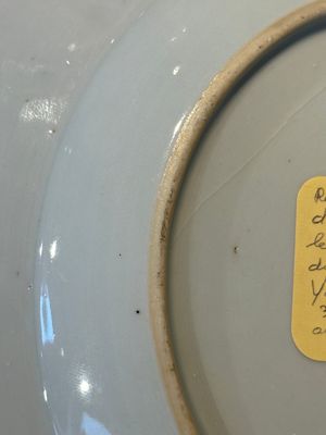 A Chinese bianco sopra bianco Belgian market armorial dish and a famille rose Dutch market armorial plate, Qianlong — foto 12