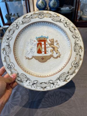 A Chinese bianco sopra bianco Belgian market armorial dish and a famille rose Dutch market armorial plate, Qianlong — foto 15