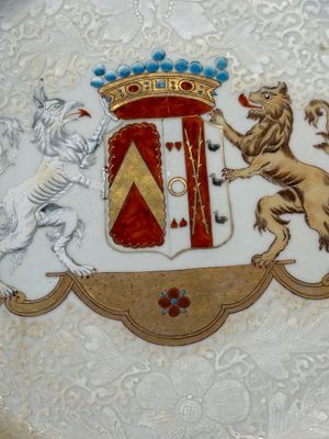 A Chinese bianco sopra bianco Belgian market armorial dish and a famille rose Dutch market armorial plate, Qianlong — foto 16