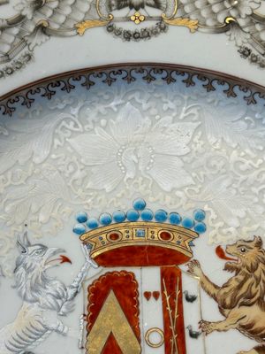 A Chinese bianco sopra bianco Belgian market armorial dish and a famille rose Dutch market armorial plate, Qianlong — foto 17