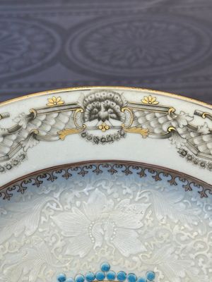 A Chinese bianco sopra bianco Belgian market armorial dish and a famille rose Dutch market armorial plate, Qianlong — foto 18