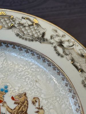 A Chinese bianco sopra bianco Belgian market armorial dish and a famille rose Dutch market armorial plate, Qianlong — foto 19