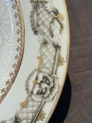 A Chinese bianco sopra bianco Belgian market armorial dish and a famille rose Dutch market armorial plate, Qianlong — foto 20