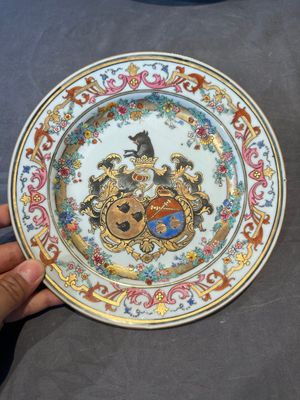A Chinese bianco sopra bianco Belgian market armorial dish and a famille rose Dutch market armorial plate, Qianlong — foto 2