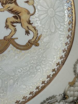 A Chinese bianco sopra bianco Belgian market armorial dish and a famille rose Dutch market armorial plate, Qianlong — foto 21