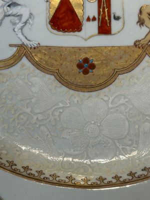 A Chinese bianco sopra bianco Belgian market armorial dish and a famille rose Dutch market armorial plate, Qianlong — foto 22