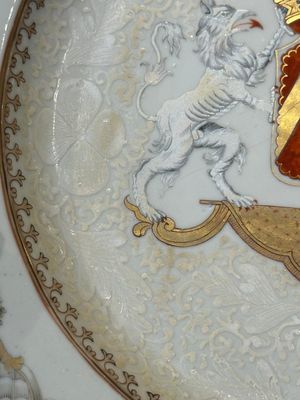 A Chinese bianco sopra bianco Belgian market armorial dish and a famille rose Dutch market armorial plate, Qianlong — foto 23