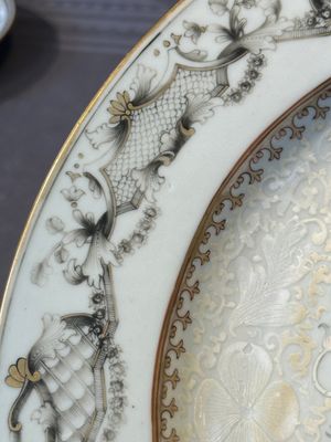 A Chinese bianco sopra bianco Belgian market armorial dish and a famille rose Dutch market armorial plate, Qianlong — foto 24