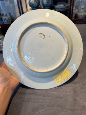 A Chinese bianco sopra bianco Belgian market armorial dish and a famille rose Dutch market armorial plate, Qianlong — foto 25
