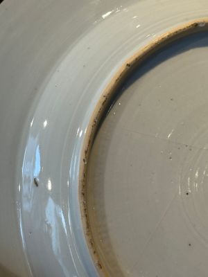 A Chinese bianco sopra bianco Belgian market armorial dish and a famille rose Dutch market armorial plate, Qianlong — foto 26