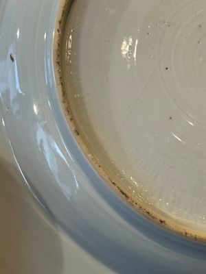 A Chinese bianco sopra bianco Belgian market armorial dish and a famille rose Dutch market armorial plate, Qianlong — foto 27