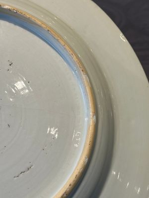 A Chinese bianco sopra bianco Belgian market armorial dish and a famille rose Dutch market armorial plate, Qianlong — foto 29