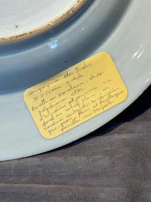 A Chinese bianco sopra bianco Belgian market armorial dish and a famille rose Dutch market armorial plate, Qianlong — foto 30