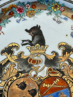 A Chinese bianco sopra bianco Belgian market armorial dish and a famille rose Dutch market armorial plate, Qianlong — foto 3