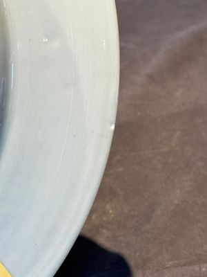 A Chinese bianco sopra bianco Belgian market armorial dish and a famille rose Dutch market armorial plate, Qianlong — foto 31