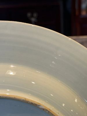 A Chinese bianco sopra bianco Belgian market armorial dish and a famille rose Dutch market armorial plate, Qianlong — foto 32