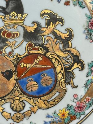 A Chinese bianco sopra bianco Belgian market armorial dish and a famille rose Dutch market armorial plate, Qianlong — foto 4