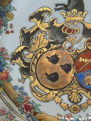A Chinese bianco sopra bianco Belgian market armorial dish and a famille rose Dutch market armorial plate, Qianlong — foto 5