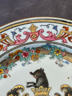 A Chinese bianco sopra bianco Belgian market armorial dish and a famille rose Dutch market armorial plate, Qianlong — foto 6