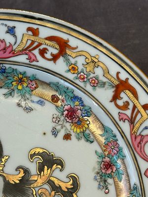 A Chinese bianco sopra bianco Belgian market armorial dish and a famille rose Dutch market armorial plate, Qianlong — foto 7