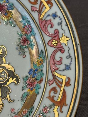 A Chinese bianco sopra bianco Belgian market armorial dish and a famille rose Dutch market armorial plate, Qianlong — foto 8