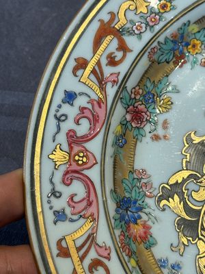 A Chinese bianco sopra bianco Belgian market armorial dish and a famille rose Dutch market armorial plate, Qianlong — foto 9