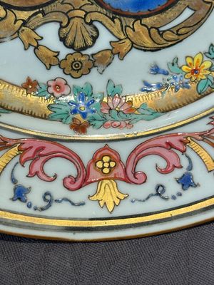 A Chinese bianco sopra bianco Belgian market armorial dish and a famille rose Dutch market armorial plate, Qianlong — foto 10