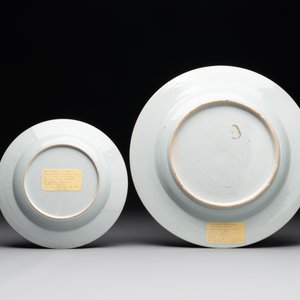 A Chinese bianco sopra bianco Belgian market armorial dish and a famille rose Dutch market armorial plate, Qianlong — foto 2