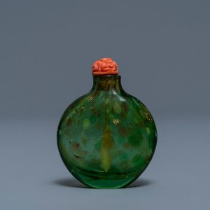 A Chinese biotite-sandwiched green glass snuff bottle, Imperial Glassworks, Beijing, 1720-1840 — 照片 1