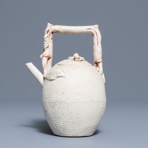 A Chinese biscuit 'conjoined peach' teapot and cover, Kangxi/Yongzheng — 照片 3