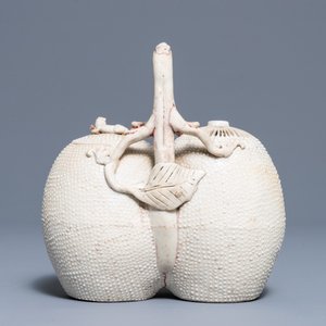 A Chinese biscuit 'conjoined peach' teapot and cover, Kangxi/Yongzheng — 照片 4