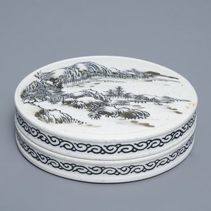 A Chinese biscuit-fired ink stone box and cover, 18/19th C. — photo 1
