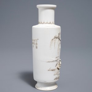 A Chinese biscuit-fired rouleau vase, Wan Bing Rong mark, 20th C. — 照片 2