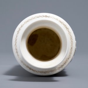 A Chinese biscuit-fired rouleau vase, Wan Bing Rong mark, 20th C. — 照片 5