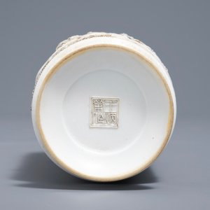 A Chinese biscuit-fired rouleau vase, Wan Bing Rong mark, 20th C. — 照片 6