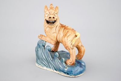Un modèle d'un kylin en porcelaine et biscuit de Chine, Qianlong, 18ème