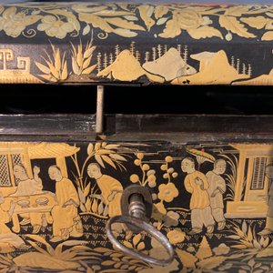 A Chinese black and gilt-lacquer covered box with handle, Canton, 19th C. — photo 14