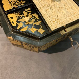 A Chinese black and gilt-lacquer covered box with handle, Canton, 19th C. — photo 16