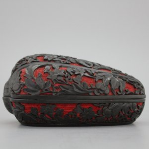 A Chinese black and red lacquer box, 19/20th C. — photo 2