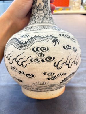 A Chinese black-enamelled biscuit 'dragon' vase, Kangxi mark, 19th C. — foto 11