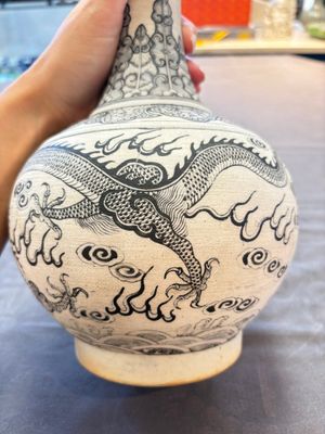 A Chinese black-enamelled biscuit 'dragon' vase, Kangxi mark, 19th C. — foto 10