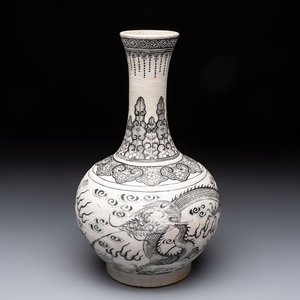 A Chinese black-enamelled biscuit 'dragon' vase, Kangxi mark, 19th C. — foto 1