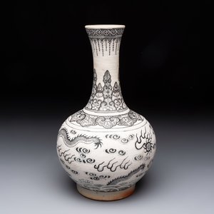 A Chinese black-enamelled biscuit 'dragon' vase, Kangxi mark, 19th C. — foto 3
