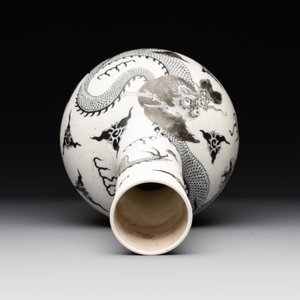 A Chinese black-enamelled  biscuit 'dragon' vase, Qianlong mark, 19th C. — photo 5