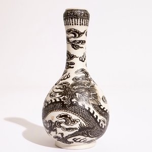 A Chinese black-enamelled biscuit porcelain "dragon" vase, Xuande mark, 18/19th C. — photo 1