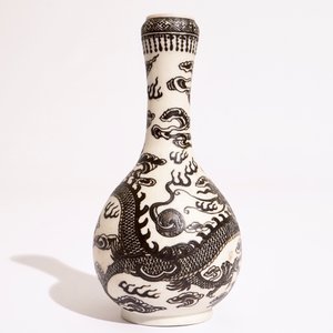 A Chinese black-enamelled biscuit porcelain "dragon" vase, Xuande mark, 18/19th C. — photo 2