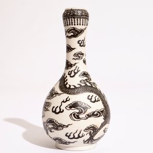 A Chinese black-enamelled biscuit porcelain "dragon" vase, Xuande mark, 18/19th C. — photo 3